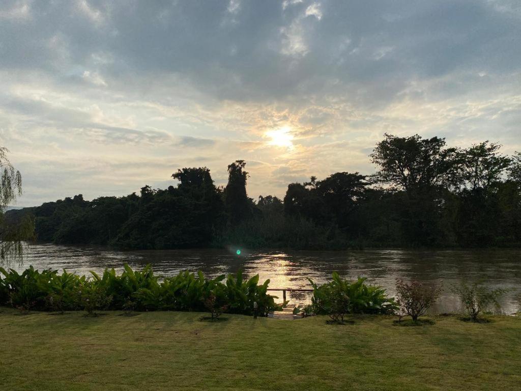 Ruen Maihom Riverside Cottage Kanchanaburi Esterno foto