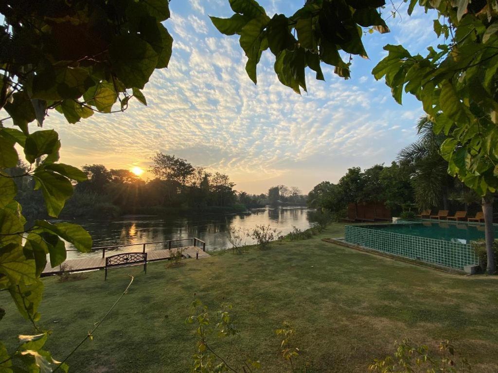 Ruen Maihom Riverside Cottage Kanchanaburi Esterno foto