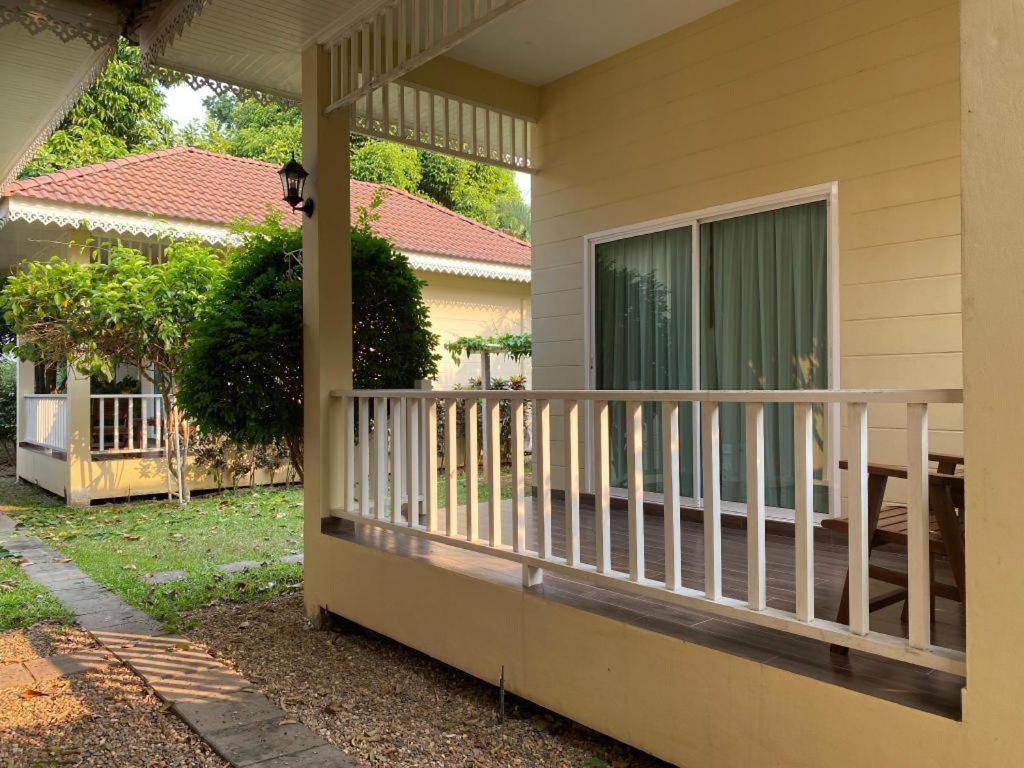 Ruen Maihom Riverside Cottage Kanchanaburi Esterno foto